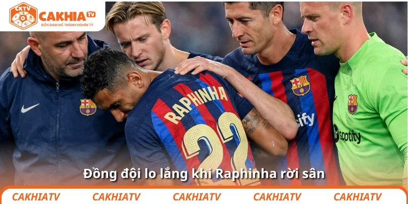 Đồng đội lo lắng khi Raphinha rời sân